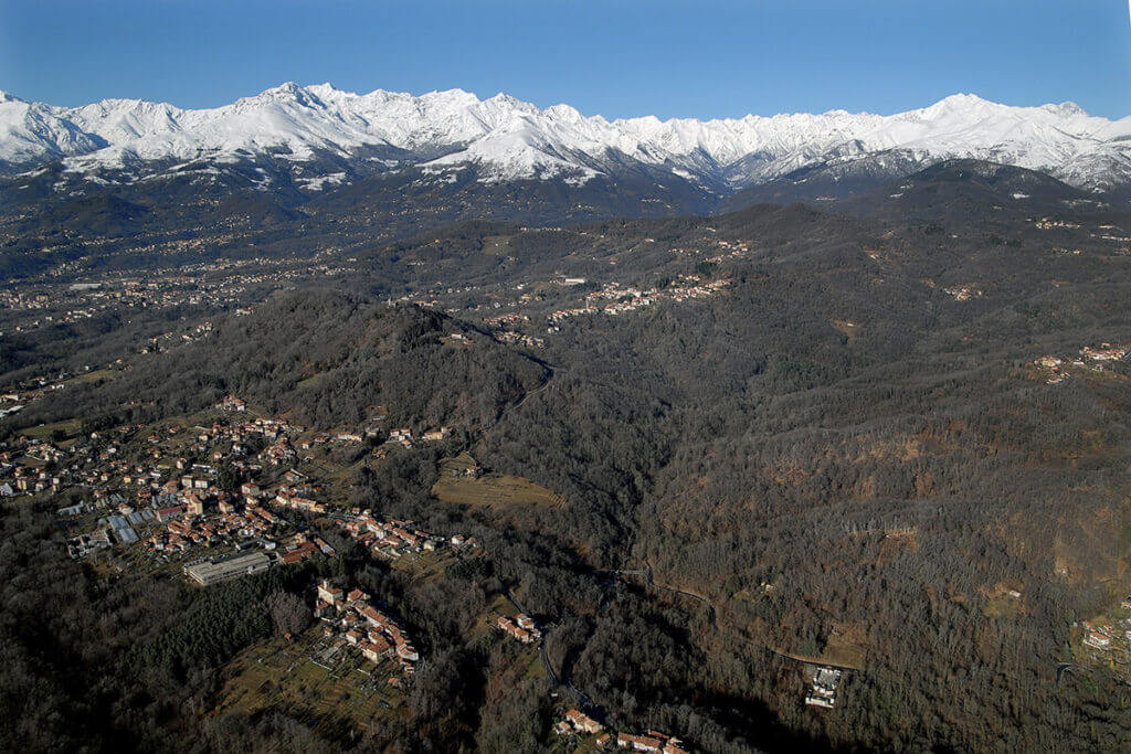 La piana di Ronco Biellese con il Brich di Zumaglia